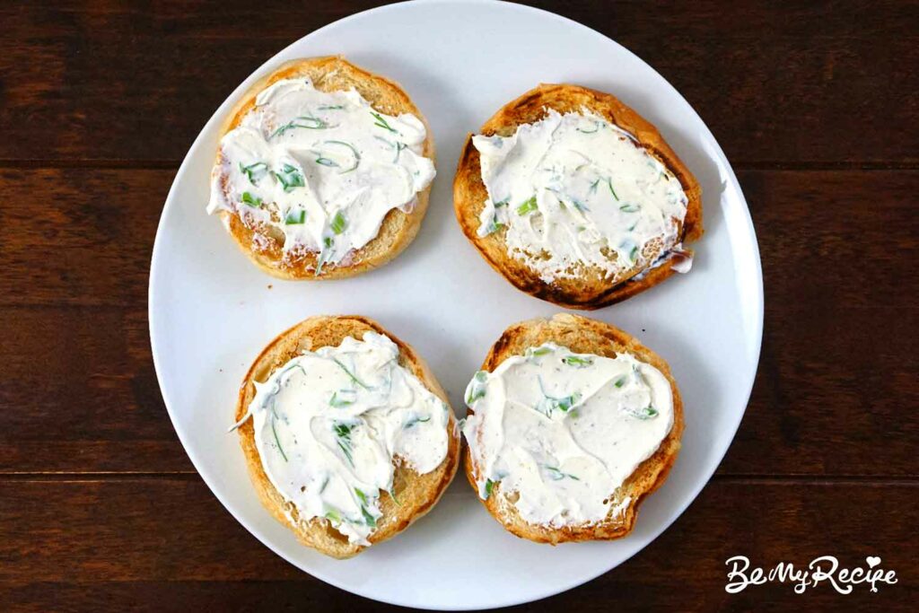 Buns with herb cream cheese