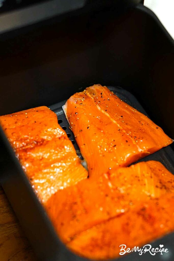 Air frying the salmon fillets